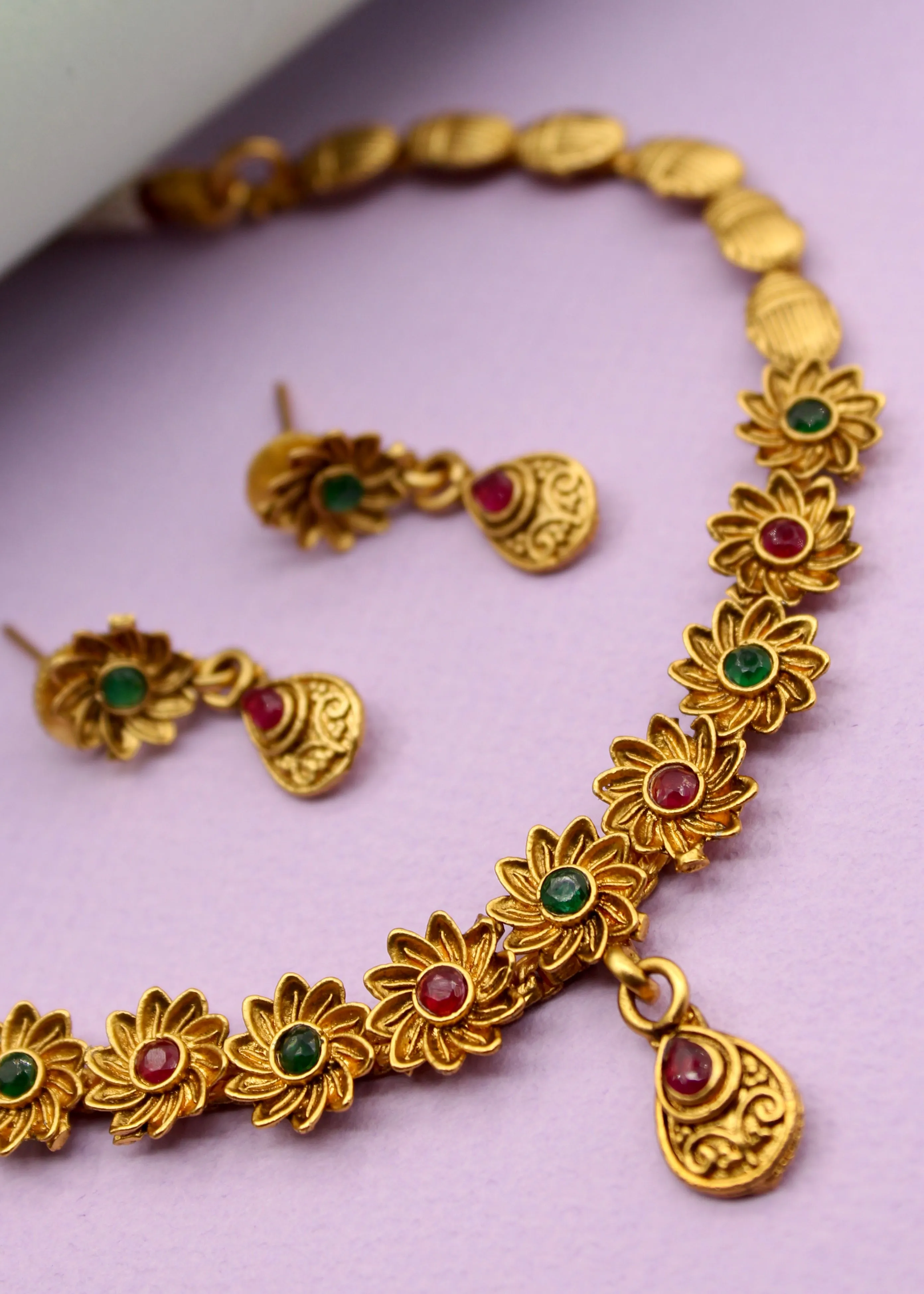 ATTRACTIVE BLOOMING RAJWADI NECKLACE